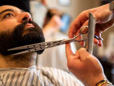 �Questo tipo di barba � �quadrata� � interviene il titolare �: una delle tre forme tipiche assieme a quella a punta e tondeggiante. Mentre invece la consistenza pu� essere crespa, riccia o liscia�
